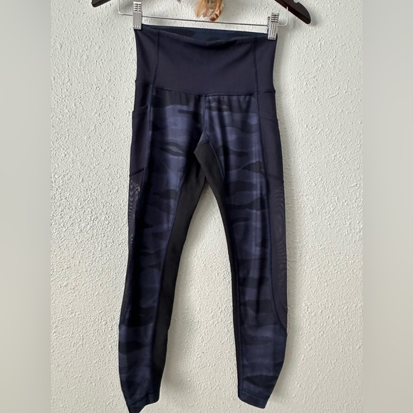 lululemon athletica Pants - Lululemon Blue Camo Leggings High-Waisted Align Yoga Pants Mesh Sides Size 4